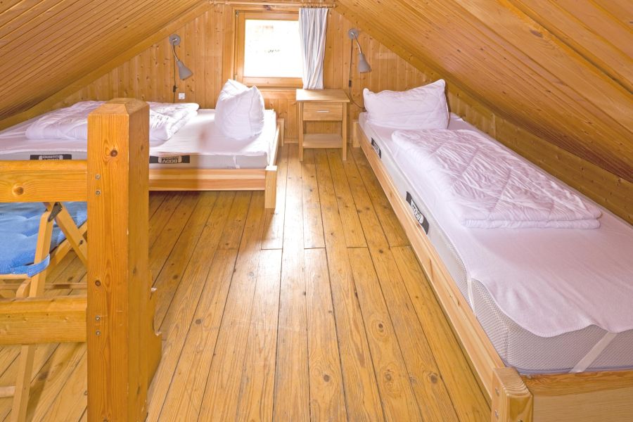 Foto von der Schlafempore mit zwei Einzelbetten im kleinen Blockhaus 341.