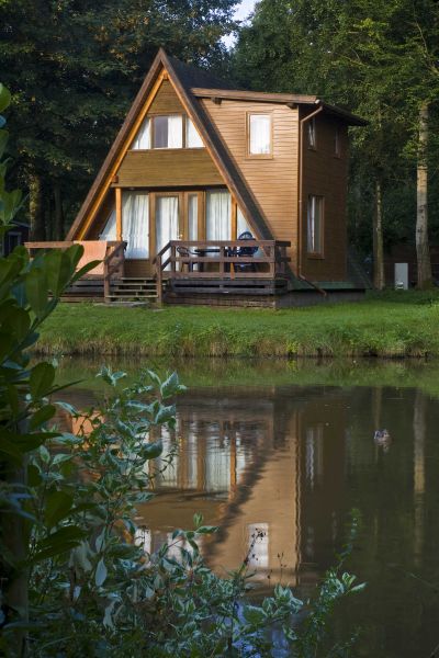 Foto von dem Nurdachhaus 338 am Wasser.
