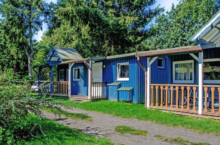 Foto von dem Chalet 4 mit blauer Holzfassade