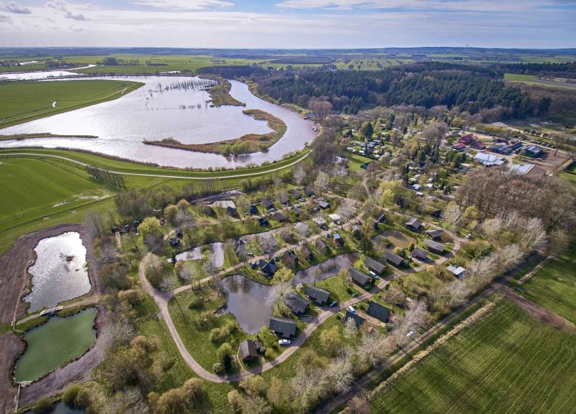 Luftaufnahme des Ferienparks Geesthof an der Flusslandschaft der Oste in Norddeutschland