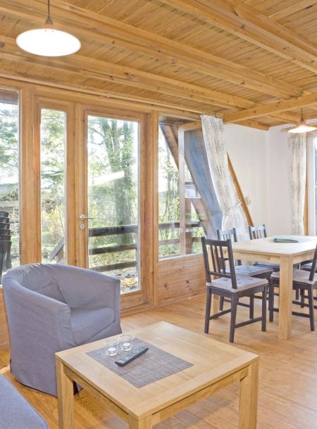 Foto von dem Wohn- und Essbereich mit Zugang zur Terrasse im Nurdachhaus 339.