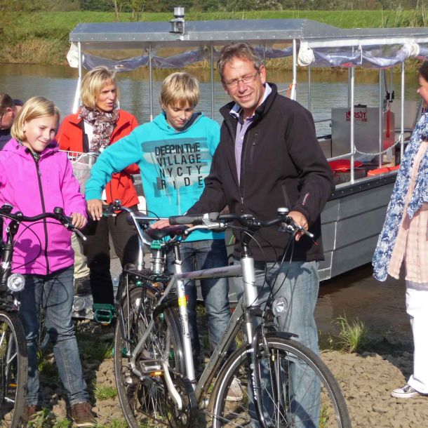Foto einer Familie, die auf einer Fahrradtour mit dem Püttenhüpper auf die andere Uferseite übergesetzt wurde.