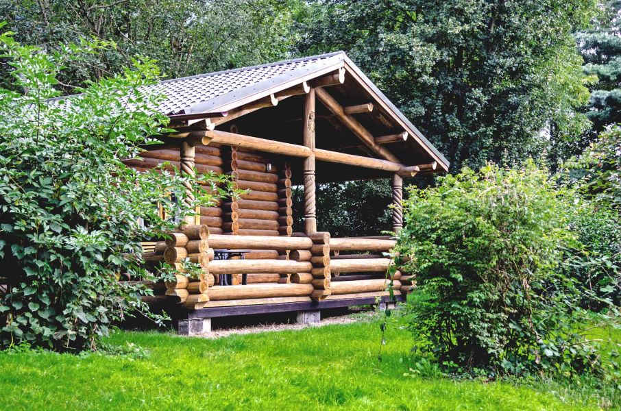 Bild von der Außenansicht des Blockhauses 323.