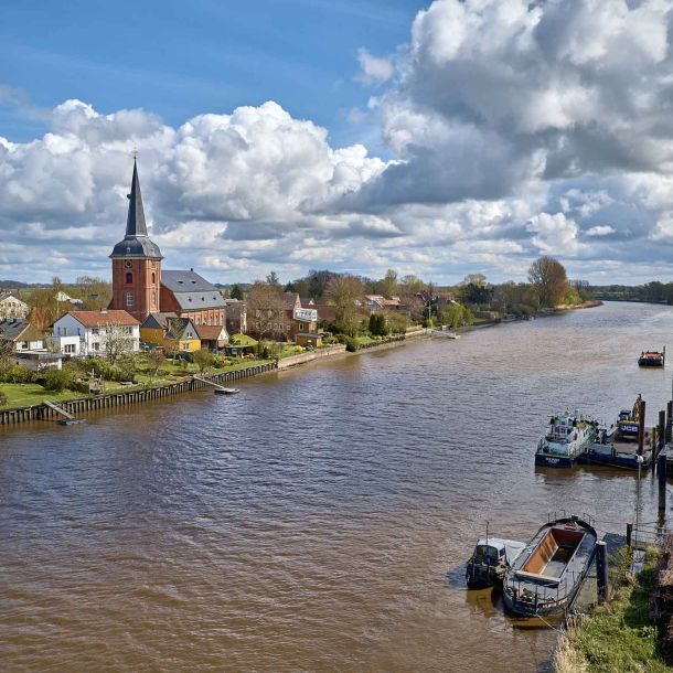 Foto der Oste, die zwischen Hemmoor und Osten durchfließt.