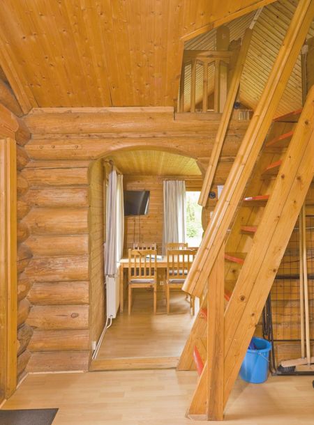 Foto von dem Eingangsbereich mit Raumspartreppe im kleinen Blockhaus 366.