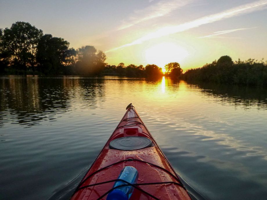 Kajakfahrt auf der Oste bei Sonnenuntergang – entspannter Natururlaub am Wasser