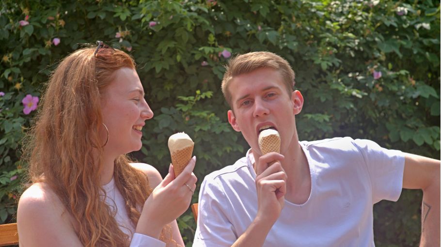Foto von einem Paar, das Eis isst.