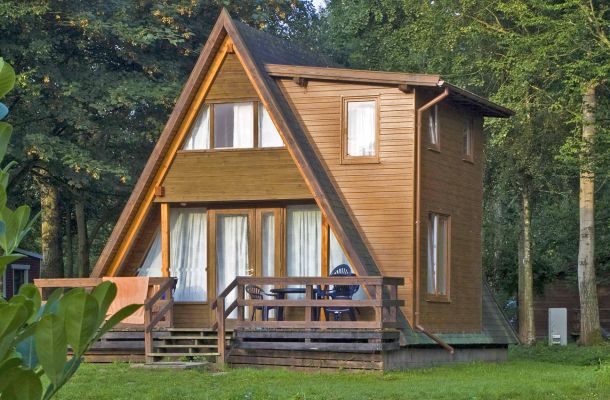 Typ D – Nurdachhaus 338 am Wasser mit Holzverkleidung, Terrasse und Spiegelung im Teich