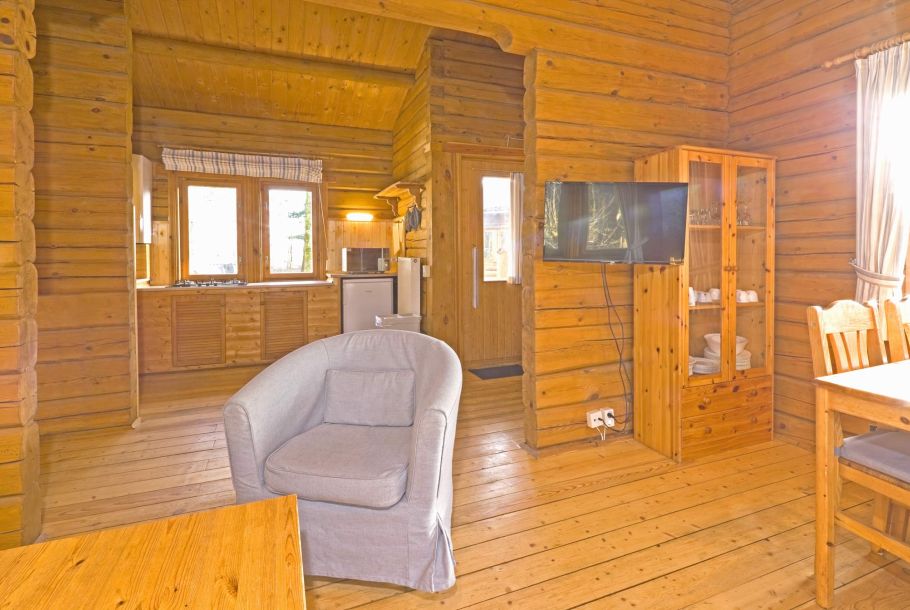 Foto von dem Eingangsbereich mit Blick auf den Wohnbereich im Blockhaus 323.