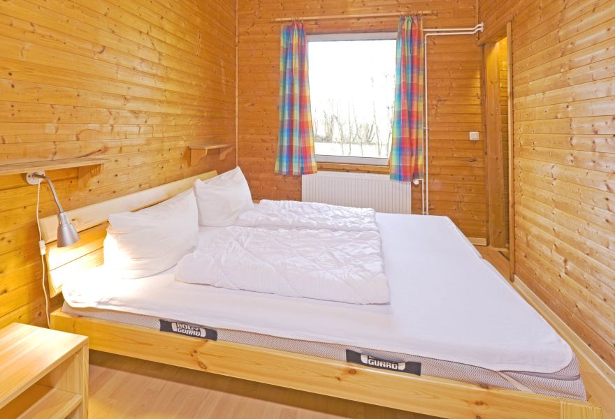 Foto von dem Schlafzimmer mit Doppelbett im Ferienhaus 374.