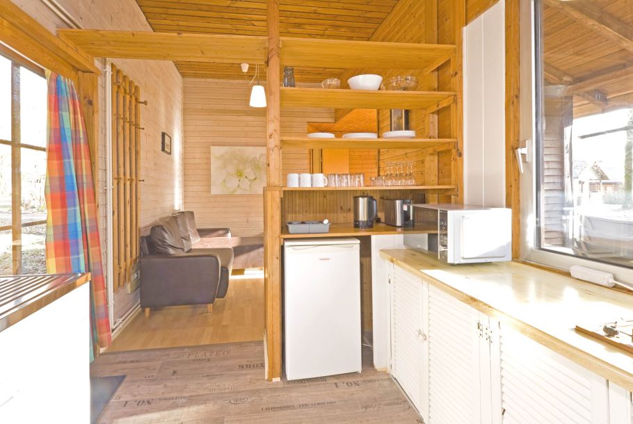 Foto von der Küche mit Übergang zum Wohnbereich im Ferienhaus 374.