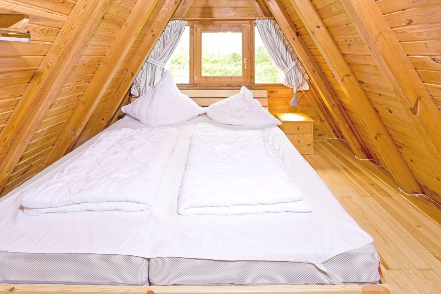 Foto von dem Schlafzimmer mit Doppelbett im Nurdachhaus 378.