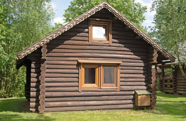 Typ B – kleines Blockhaus 341 aus dicken Holzbalken mit Satteldach und rustikalem Look