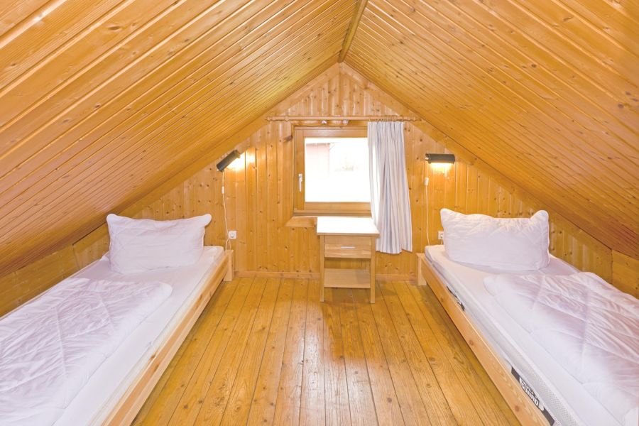 Foto von dem Schlafzimmer mit zwei Einzelbetten im kleinen Blockhaus 341.