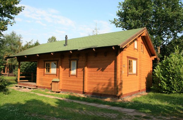 Typ D – Blockhaus 326 mit langgezogenem Baukörper, Holzwandverkleidung und grüner Dachfarbe