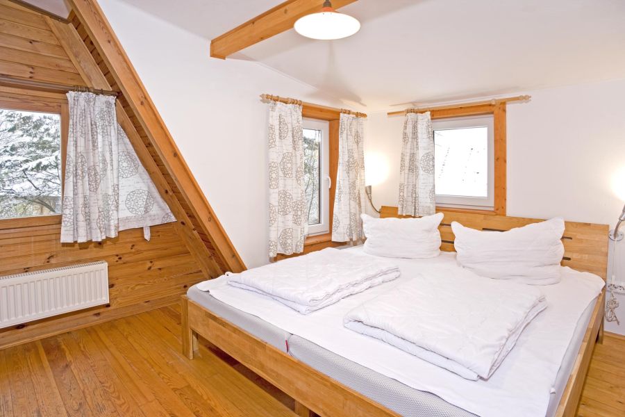 Foto von dem Schlafzimmer mit Doppelbett im Nurdachhaus 339.