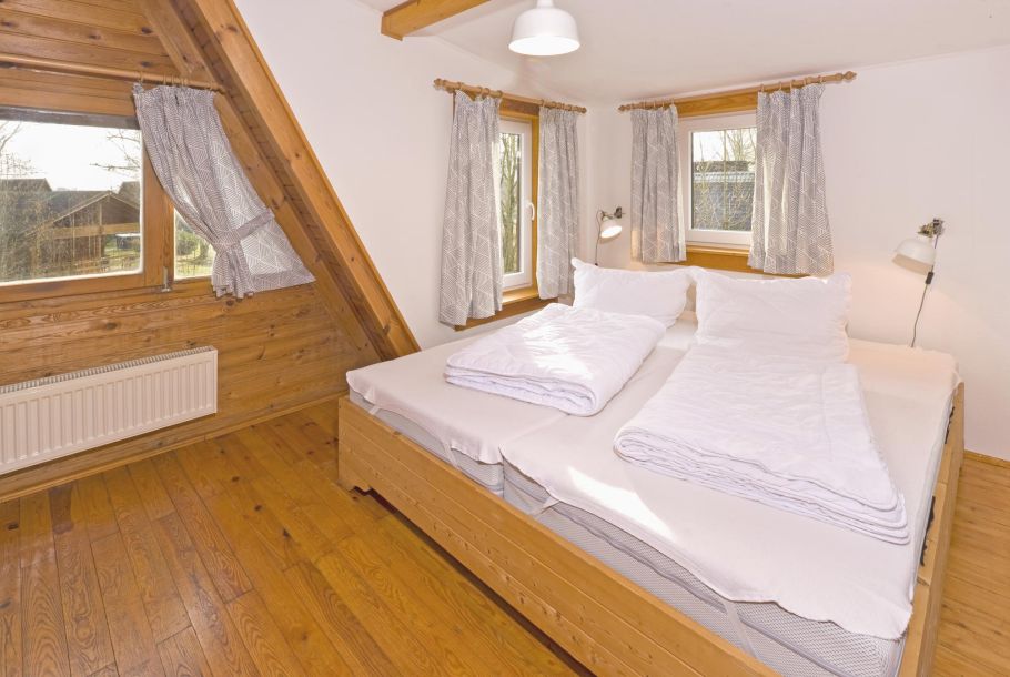 Foto von dem Schlafzimmer mit Doppelbett im Nurdachhaus 340.