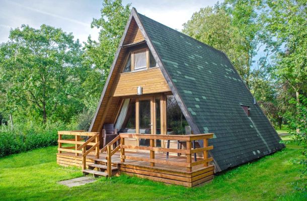 Typ D – Nurdachhaus 379 mit Terrasse, schwarzem Spitzdach und modernem Holzbau