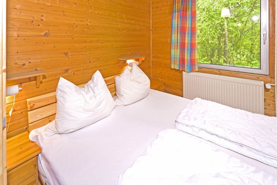 Foto von dem Schlafzimmer mit Doppelbett im Ferienhaus 375.