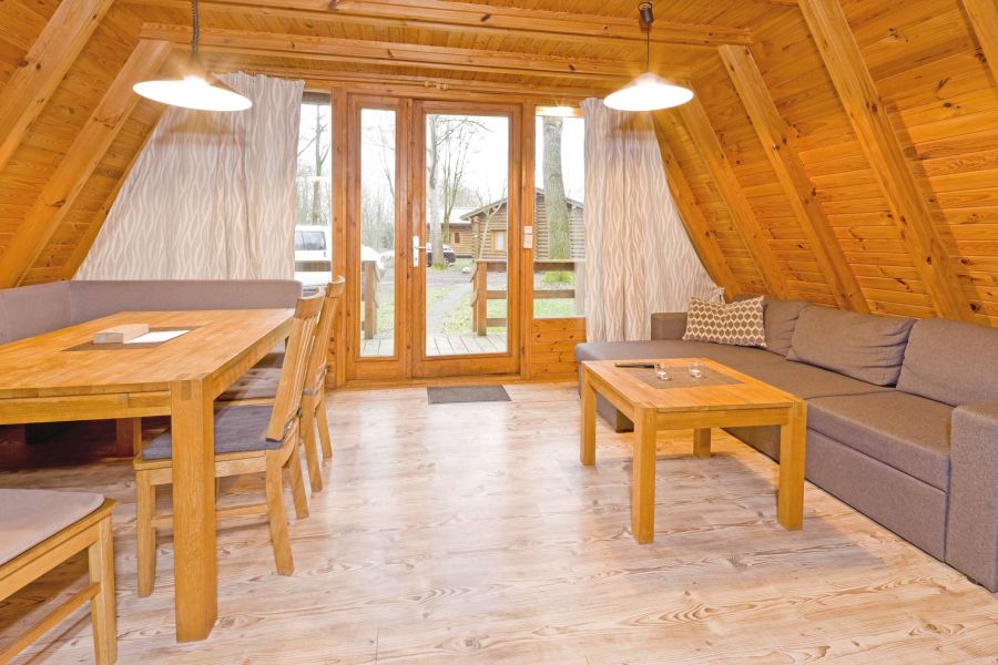 Bild des Wohn- und Essbereiches im Nurdachhaus 305.