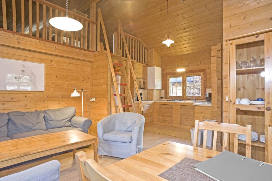 Foto von dem Wohnbereich mit anschließender Küche im Blockhaus 327.