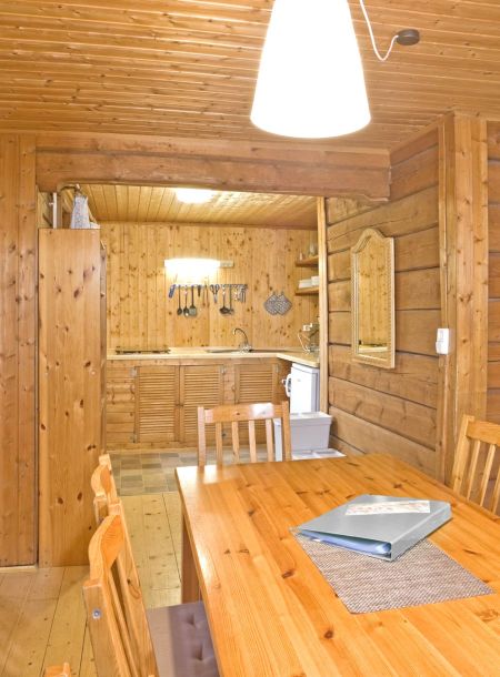 Foto von dem Essbereich zur Küche im karelischen Blockhaus 344.
