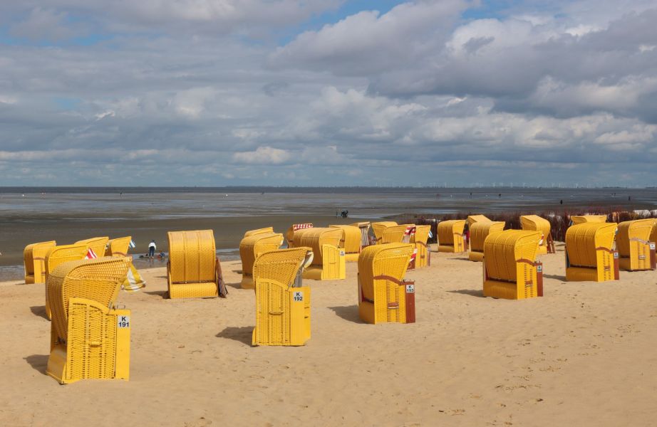 Foto von gelben Strandkörben am Strand