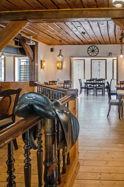 Foto des Innenbereiches vom Restaurant "Raubritter" mit dunklen Holzstühlen und Tischen.