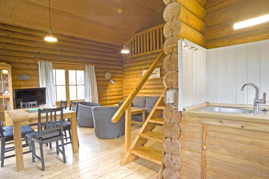 Foto von dem Küchen und Wohnbereich im Blockhaus 329.