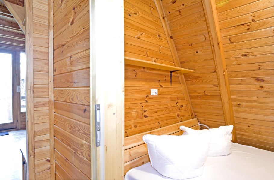 Bild von dem Schlafzimmer mit Doppelbett im Nurdachhaus 305.