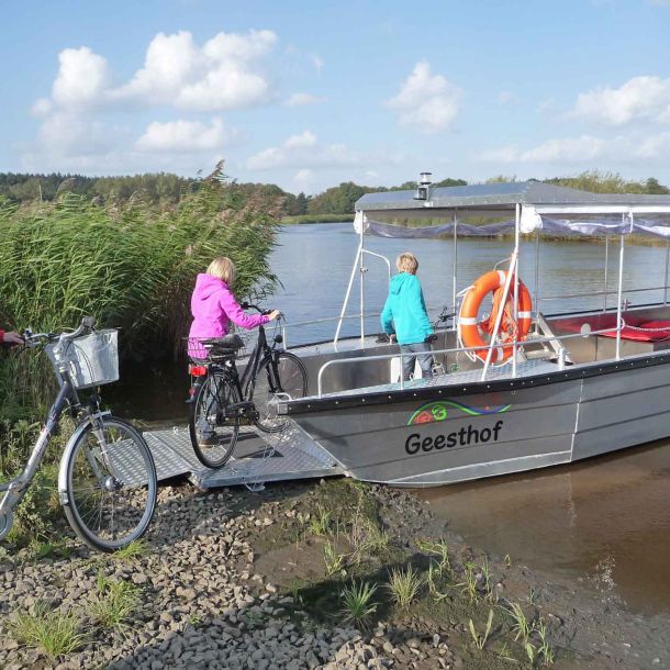 Foto von zwei Kindern, die mit ihren Fahrrädern auf den Püttenhüpper steigen. 