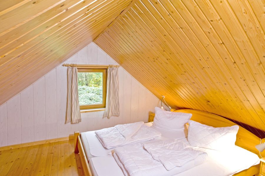 Foto von dem Schlafzimmer mit Doppelbett im kleinen Blockhaus 325.