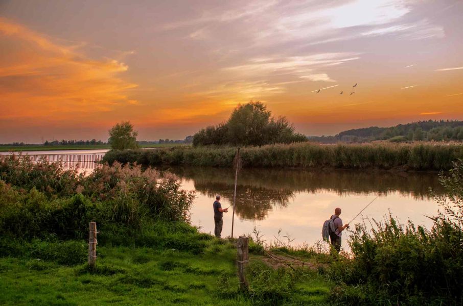 Foto von zwei Anglern bei Sonnenuntergang am Fluss Oste.