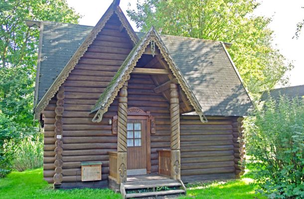 Typ D – karelisches Blockhaus 343 mit roten Dachschindeln, Balkon und Rundholzbauweise