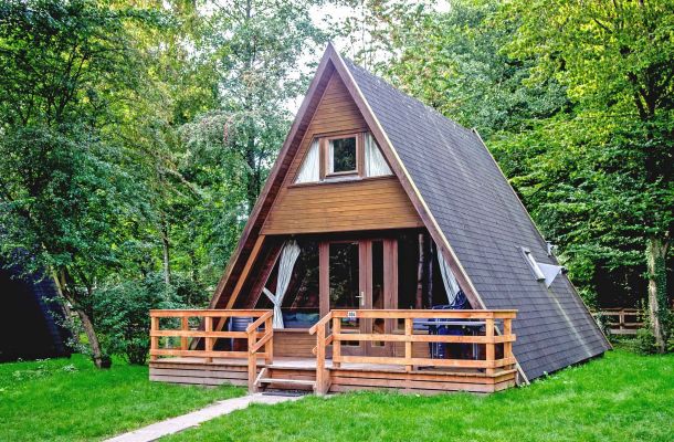 Typ E – Nurdachhaus 304 in A-Form mit Terrasse, Rasenfläche und Waldnähe, freundlich und einladend