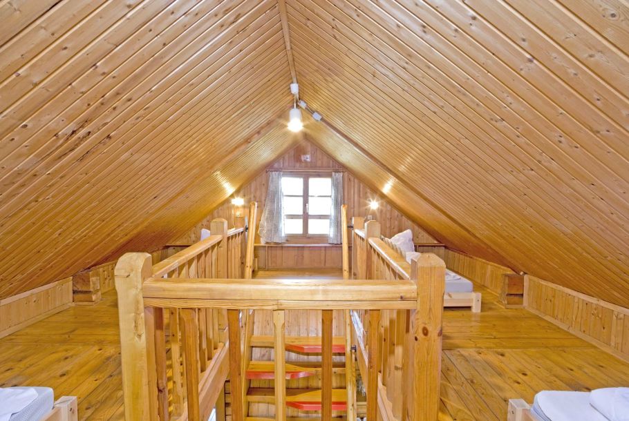 Foto von der Schlafempore mit Einzelbetten im kleinen Blockhaus 342.