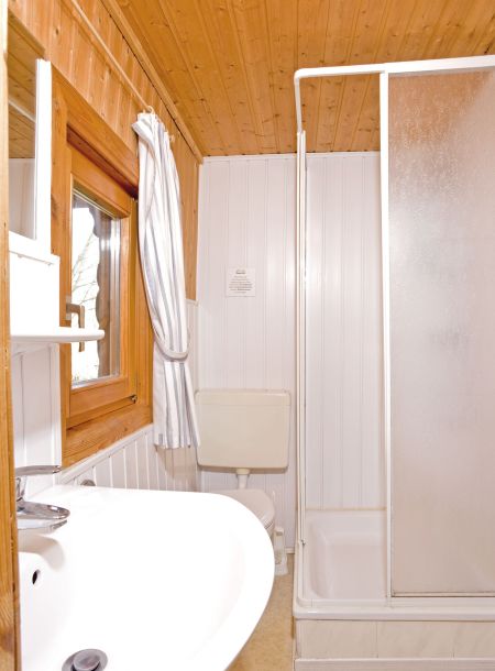 Foto von dem Duschbad im kleinen Blockhaus 341.