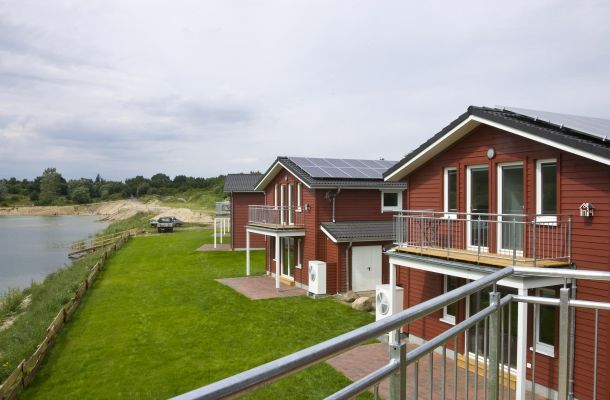 Typ F – Seehaus 405 mit Blick vom Balkon über grünes Ufer