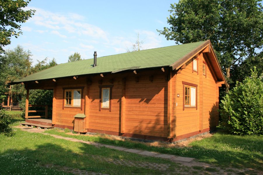 Foto von dem Blockhaus 326 mit Bäumen im Hintergrund.