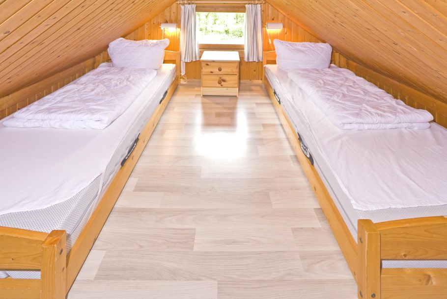 Foto von dem Schlafbereich mit Einzelbetten im kleinen Blockhaus 366.