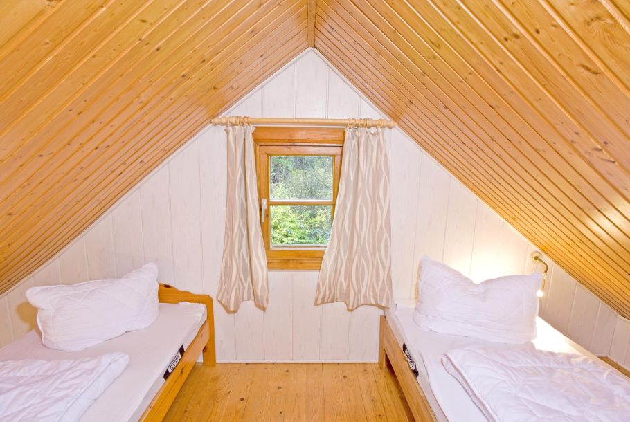 Foto von dem Schlafzimmer mit Einzelbetten im kleinen Blockhaus 325.