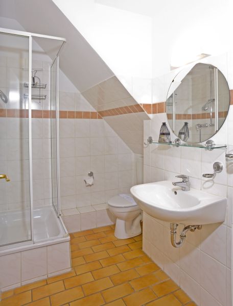 Foto eines kleinen Duschbaeds mit Dusche