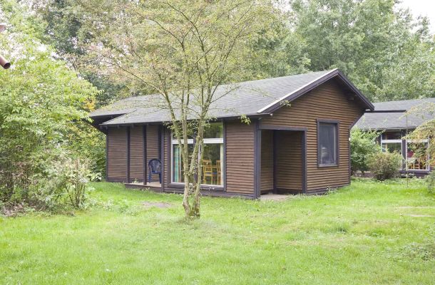 Typ B – Ferienhaus 375 mit flacher Dachform und Holzverkleidung im Grünen