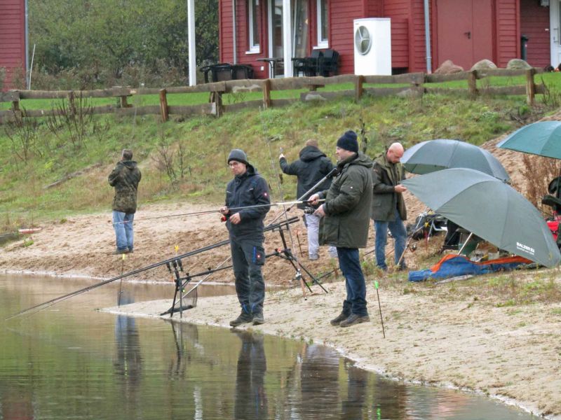 Foto einer Gruppe von Anglern am Geestsee.