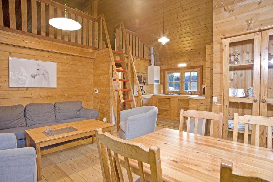 Foto von dem Wohn- und Küchenbereich im Blockhaus 326.