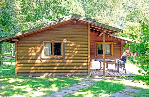 Typ C – Blockhaus 362 mit Flachdach, auf kleiner Wiese mit Sitzplatz im Freien