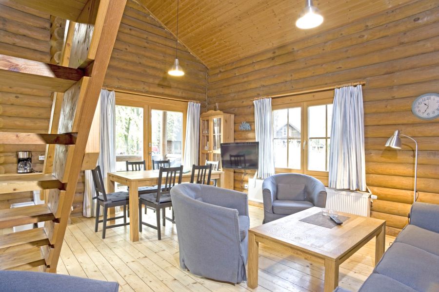 Foto von dem Wohn- und Essbereich im Blockhaus 329.
