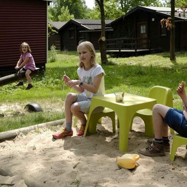 Foto von zwei Kindern, die auf einem Spielplatz sind.