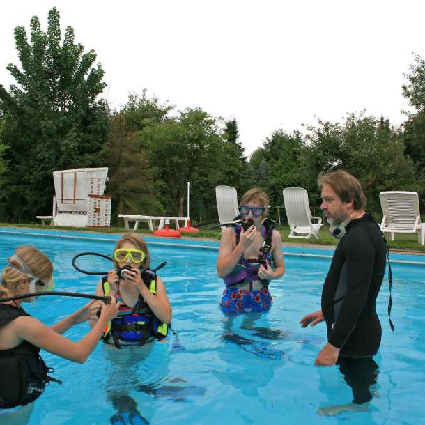 Foto von einem Tauchkurs im Außenbecken des Badeparadieses.