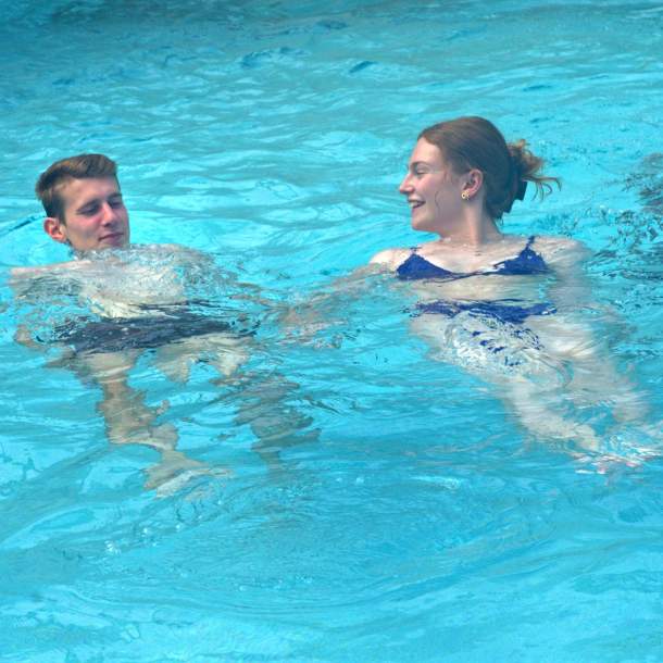 Foto eines Paares. das im Badeparadies badet.